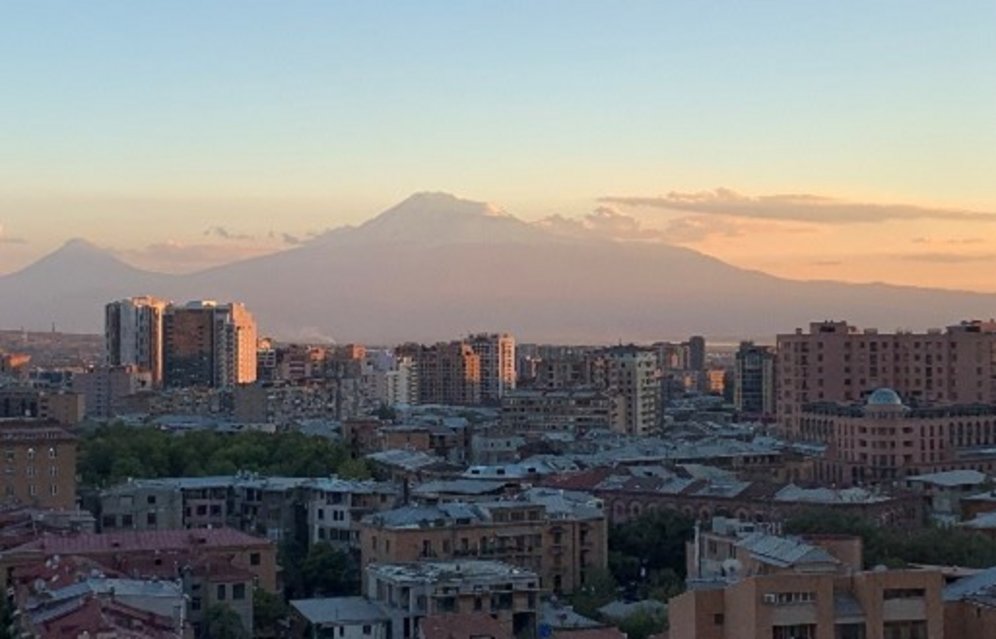Blick über Yerevan und Berg Ararat