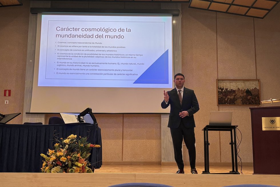 Erasmus+ Teaching Mobility. Bildnachweis: privat. Ass.-Prof. Dr. Rolando González Padilla hält ein Seminar an der Universität Malaga.