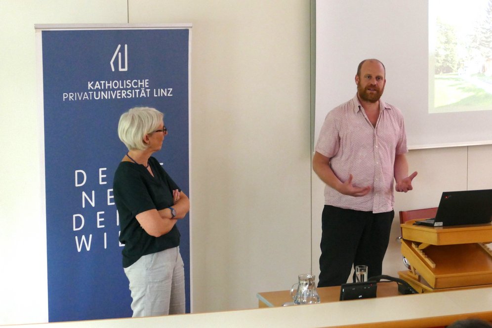 Vortrag und Diskussion "Bauen am sozialen Rand". Foto: KU Linz/Reinhard Kren. Begrüßung durch Univ.-Prof. Dr. Anna Minta (KU Linz) und Mag. arch. Franz Koppelstätter (afo architekturforum oberösterreich).