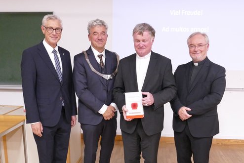 Eröffnung des akademischen Studienjahres 2025/26. Foto: KU Linz / Hermine Eder. Bischof Manfred Scheuer mit den Herausgebern der Festschrift. Von links: Rektor Univ.-Prof. Dr. Michael Fuchs, Univ.-Prof. Dr. Ewald Volgger OT, Diözesanbischof Dr. Manfred Scheuer, Generalvikar Univ.-Prof. em. DDr. Severin Lederhilger OPraem.