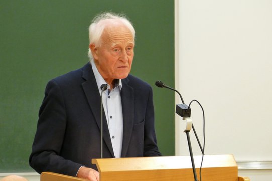 Prof. Dr. Friedhelm Hengsbach SJ beim Auftakt der diesjährigen Maximilian-Aichern-Vorlesung.