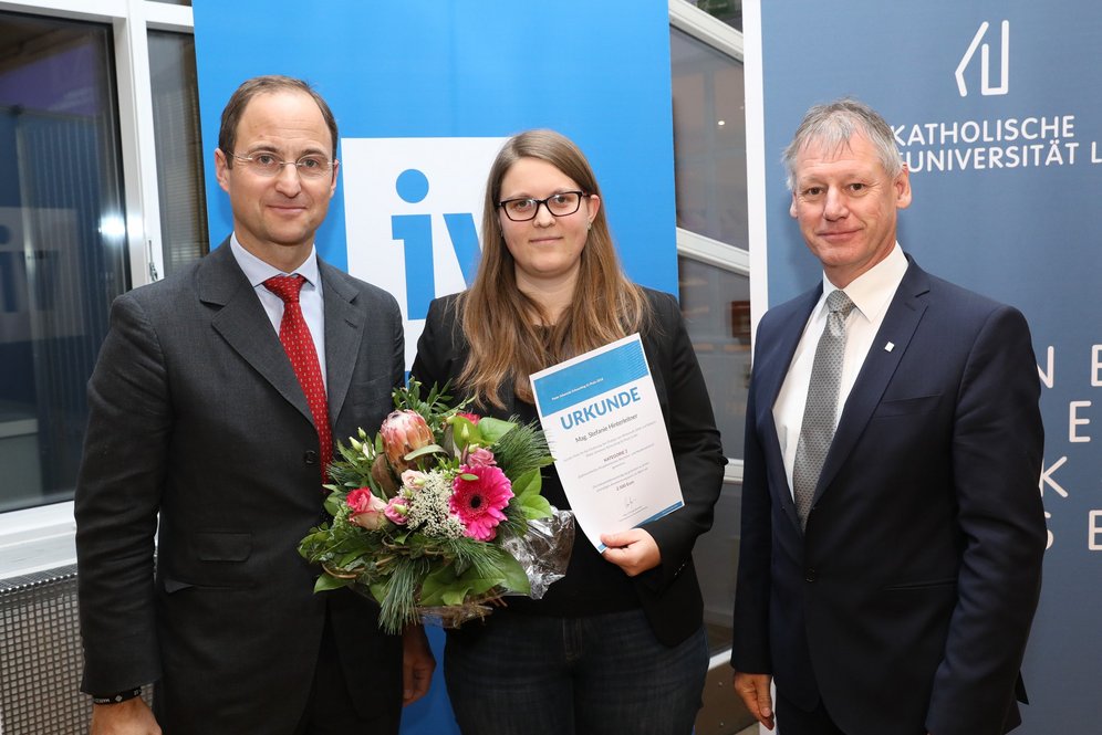 Verleihung des Pater Johannes Schasching SJ-Preises 2018, Kategorie 2 (Bachelor- und Masterarbeiten, Diplomarbeiten, Projektarbeiten) an Mag. Stefanie Hinterleitner.