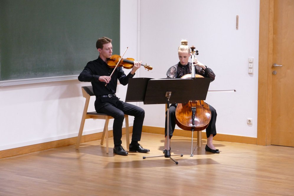 Eröffnung des akademischen Studienjahres 2026/27. Foto: KU Linz/Hermine Eder. Streicher-Duo Aaliyah und Declyn Lehner.