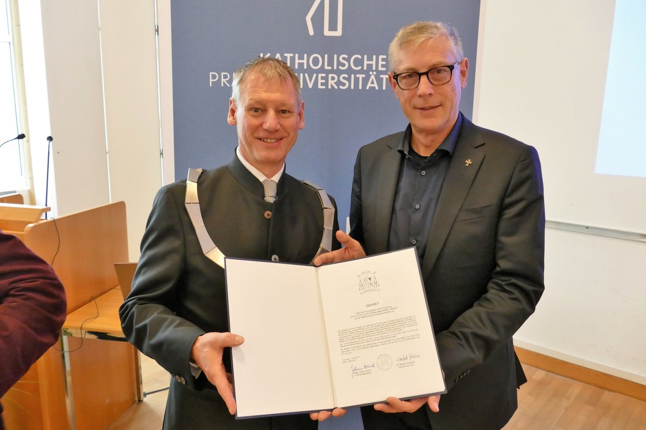 Neues Institut: Rektor Univ.-Prof. Dr. Franz Gruber und Univ.-Prof. Dr. Ewald Volgger mit dem Gründungsdekret. (c) KU Linz/Eder.