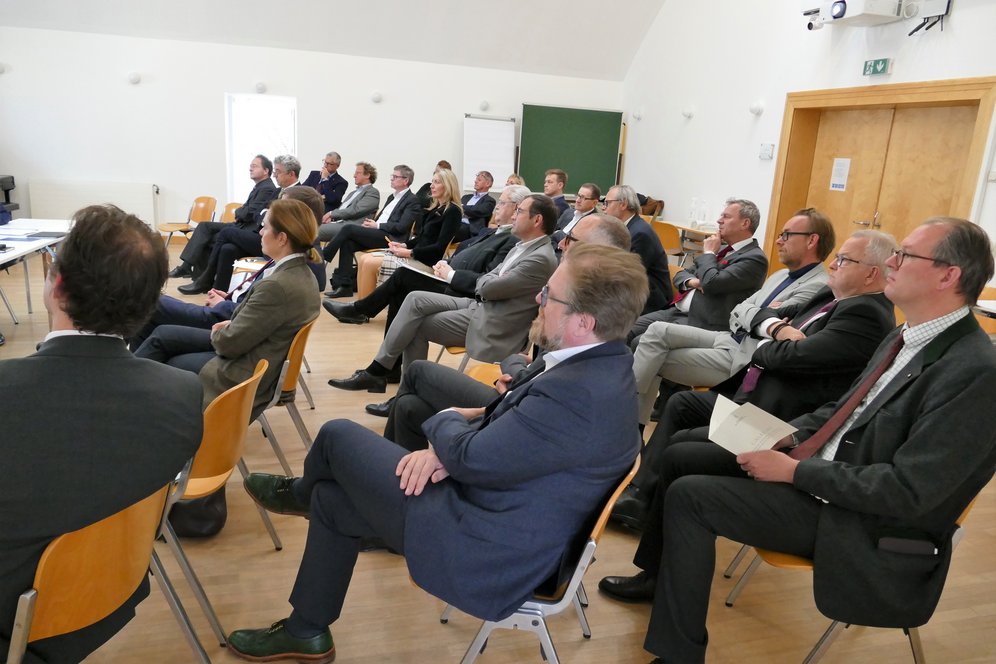 Bei der Generalversammlung des Fördervereins "Freunde der KU Linz" standen neben den Vereinsagenden Impulsvorträge zum Krieg in der Ukraine auf der Tagesordnung. © KU Linz / Reinhard Kren. Zahlreiche Vereinsmitglieder aus Wirtschaft, Politik und Gesellschaft nahmen an der Generalversammlung teil.