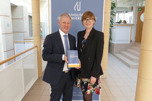 Schlussvorlesung und Festschriftüberreichung anlässlich der Emeritierung von Univ.-Prof. Dr. Franz Gruber. Foto: Hermine Eder. Univ.-Prof. Dr. Franz Gruber, Univ.-Ass.in Mag.a Martina Resch.