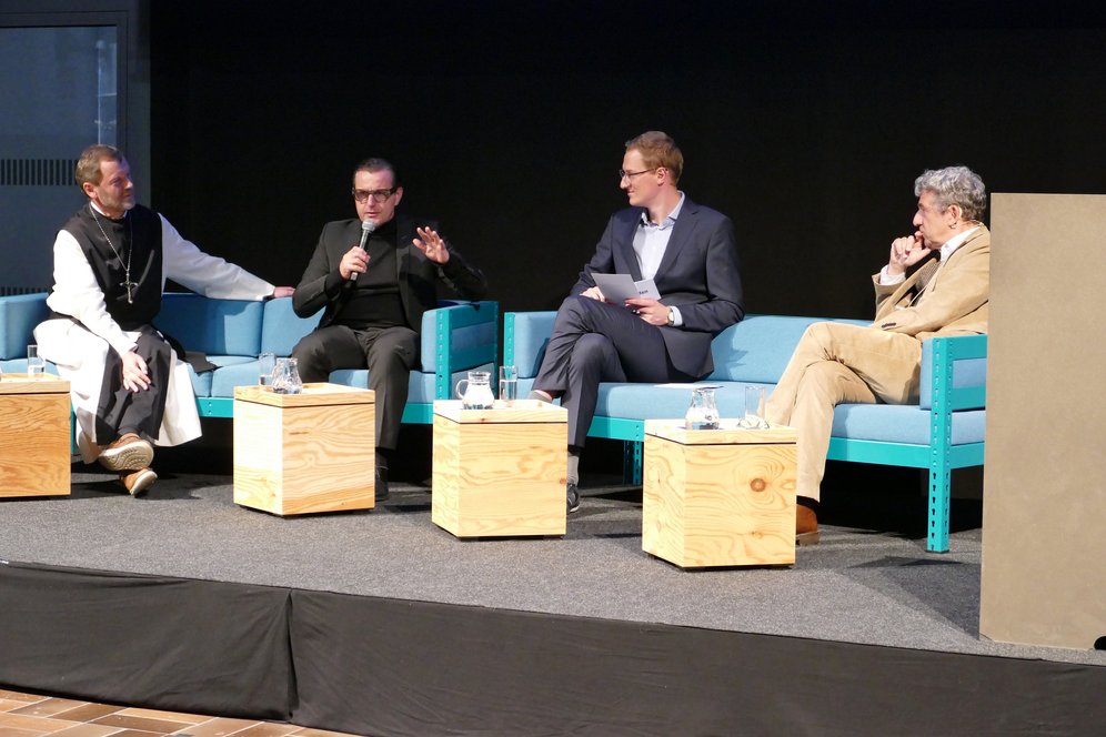 Podiumsdiskussion. Von links: Abt Dr. Reinhold Dessl OCist (Forum Humanismus Wilhering), Direktor Mag. Chris Müller (Tabakfabrik Linz), Mag. Michael Schäfl (Moderation, OÖN), Vizerektor Univ.-Prof. Dr. Michael Fuchs (KU Linz).