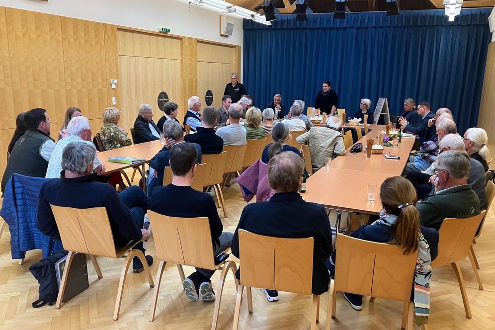 Gruppenfoto: Teilhehmer:innen am Baukultur-Stammtisch in Schärding am 7. Mai 2025.