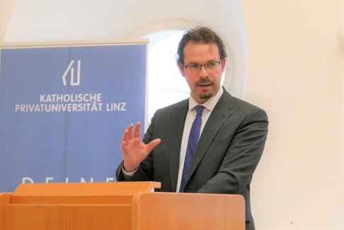 Ass.-Prof. DDr. Max Gottschlich. Vortrag von Ass.-Prof. DDr. Max Gottschlich vor KU-Rollup.