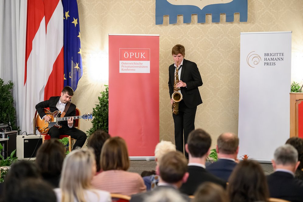 Verleihung der Brigitte-Hamann-Preise. Foto: ÖPUK/K. Ranger. Die beiden Musiker auf der Bühne.