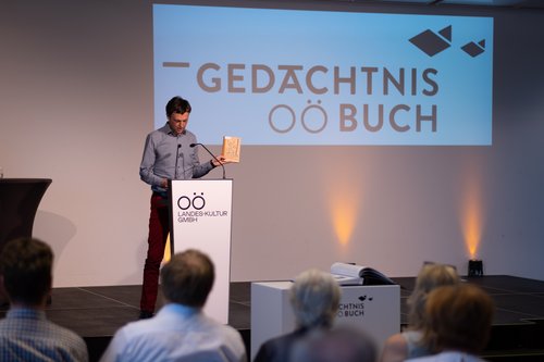Dr. Andreas Schmoller bei der Präsentation des Gedächtnisbuches.