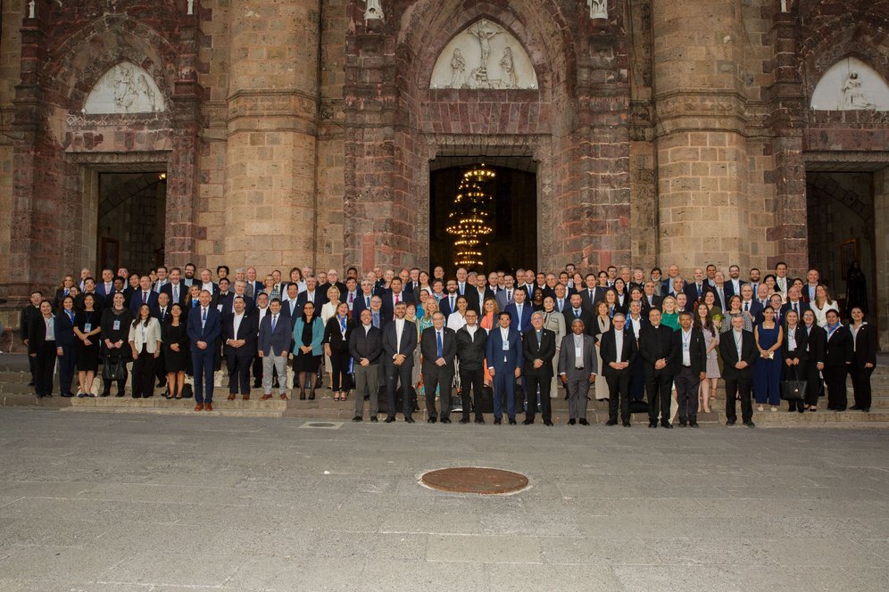 Gruppenbild der Teilnehmer:innen der 28. Generalversammlung der FIUC vor der Kathedrale in Guadalajara.