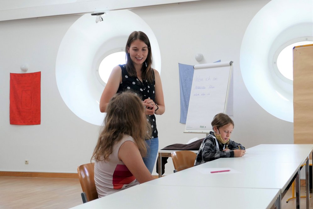 Univ.-Ass. Mag. Nina Kogler über Menschen und Kirche im Mittelalter. © KU Linz/Eder.