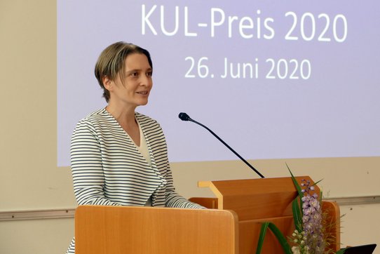 Mag. Daniela Gebetsberger von der KU Linz begrüßt die Gäste.