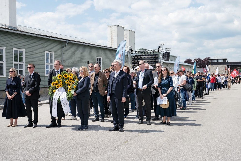 Foto: Vio Wakolbinger. Delegation der Linzer Universitäten und Hochschulen bei den Gedenkfeierlichkeiten am 11. Mai in der KZ-Gedenkstätte Mauthausen.