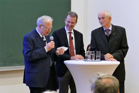 Univ.-Prof. Dr. Michael Hofer im Gespräch mit den emeritierten Professoren Univ.-Prof. DDr. Walter Raberger und Univ.-Prof. Dr. Franz Hubmann. 