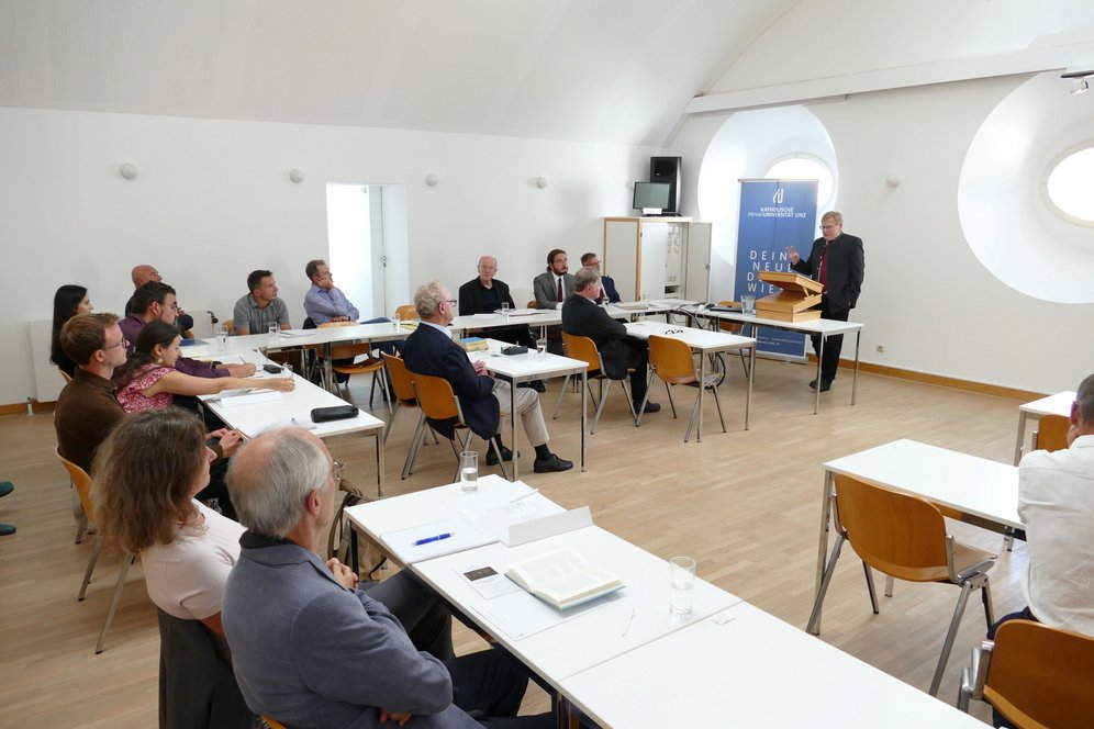Freiheit – Moral – Religion. Internationale Tagung zu Kants Religionsphilosophie. © KU Linz/Eder. Rektor Univ.-Prof. Dr. Christoph Niemand begrüßt Vortragende und Gäste zur Fachtagung an der KU Linz.