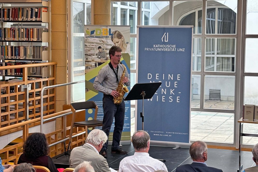 Portrait: Musikalische Gestaltung durch DI Lukas Lahninger am Saxophon.
