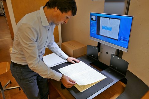 Dr. Andreas Schmoller, Leiter des Franz und Franziska Jägerstätter Instituts, digitalisiert und archiviert den Nachlass Franz Jägerstätters. (c) KU Linz/Eder Dr. Andreas Schmoller, Leiter des Franz und Franziska Jägerstätter Instituts, digitalisiert und archiviert den Nachlass Franz Jägerstätters.