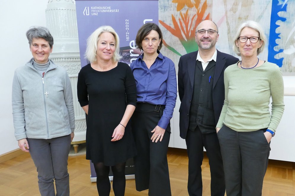 Von li: Ass.-Prof.in Dr.in Siglinde Lang (Institut für Kunst in gegenwärtigen Kontexten und Medien, KU Linz), Dr.in Martina Gelsinger (Kunstreferat-Diözesankonservatorat der Diözese Linz), Diözesankonservator MMMag. Hubert Nitsch (Diözese Linz), Univ.-Prof.in Dr.in Anna Minta (Institut für Geschichte und Theorie der Architektur, KU Linz).