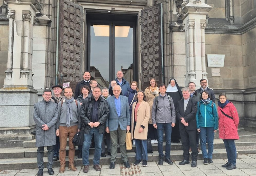 Bild von Gruppe vor Linzer Mariendom