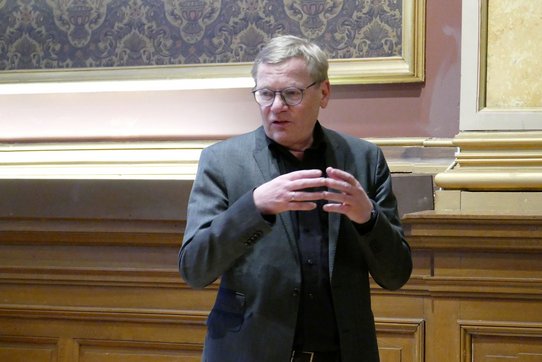 Rektor Univ.-Prof. Dr. Christoph Niemand spricht Grußworte.