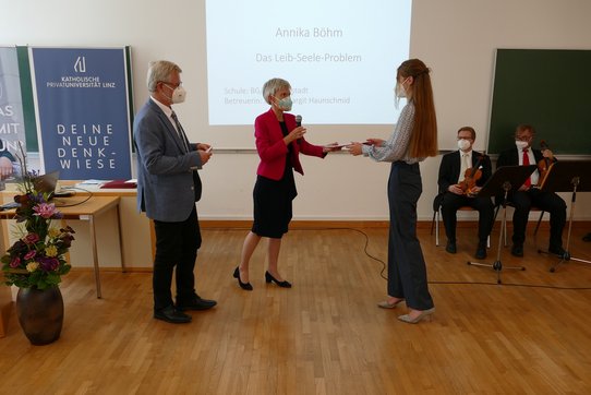 Annika Böhm (BG/BRG Freistadt) erhält den Anerkennungspreis im Fachbereich Philosophie.
