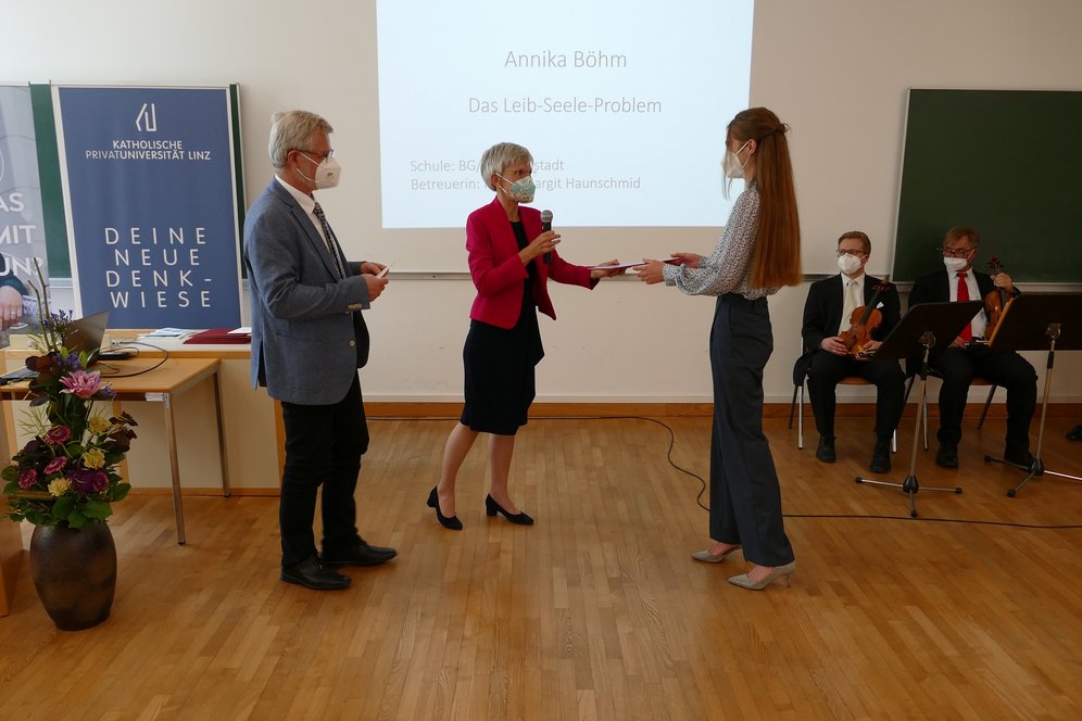 Annika Böhm (BG/BRG Freistadt) erhält den Anerkennungspreis im Fachbereich Philosophie. (c) KU Linz/Eder Annika Böhm (BG/BRG Freistadt) erhält den Anerkennungspreis im Fachbereich Philosophie.