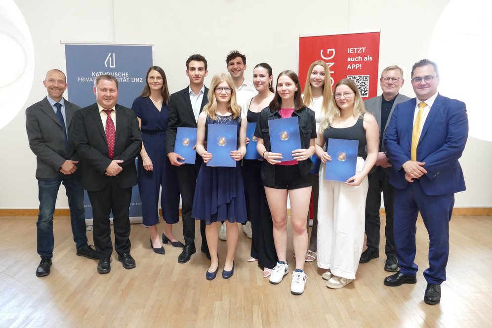 Gruppenbild der KUL-Preisträger:innen mit den Veranstalter:innen.