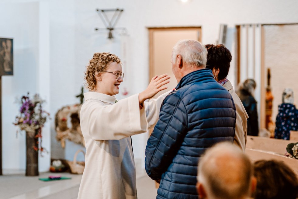 Eva Ulbrich, Seelsorgerin in der Pfarre Urfahr, segnet ein Jubelpaar in der Pfarrgemeinde Urfahr-St. Markus.