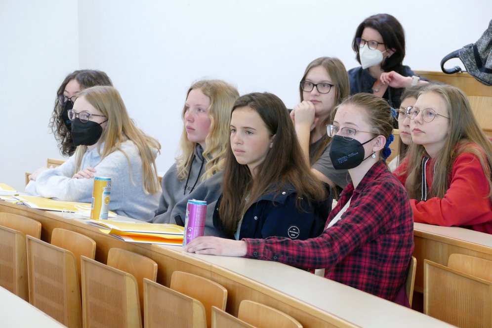 Worshops und Vorlesungen gaben spannende Einblicke in vielfältige Berufsfelder. © KU Linz / Hermine Eder. In Workshops und Vorlesungen erhielten die Schüler:innen spannende Einblicke.
