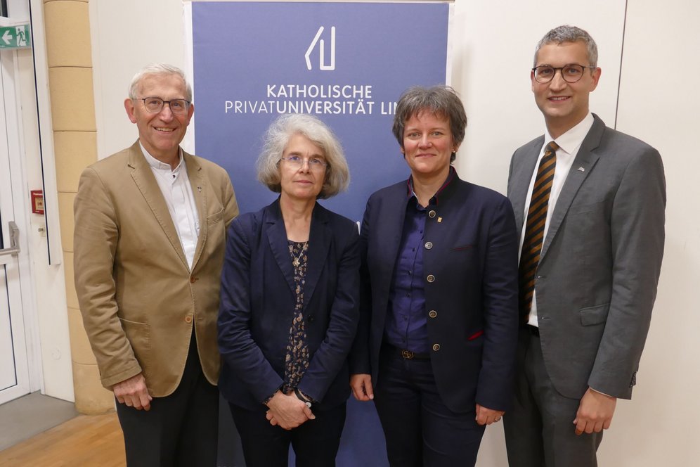Kamingespräch mit Sr. Nathalie Becquart zum Thema Synodalität an der KU Linz. Foto: KU Linz/Hermine Eder. Von links: Bischofsvikar Dr. Johann Hintermaier, Sr. Dr.in Nathalie Becquart XMCJ, Vizerektorin Dekanin Univ.-Prof.in Dr.in Klara-Antonia Csiszar (Leiterin der Abteilung für Synodalität am Institut für Pastoraltheologie der KU Linz), HS-Prof. Dr. Florian Wegscheider (PHDL).