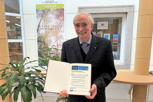 Univ.-Prof. em. Dr. Franz D. Hubmann freut sich über die Festschrift zu seinen Ehren. © KU Linz/Hermine Eder