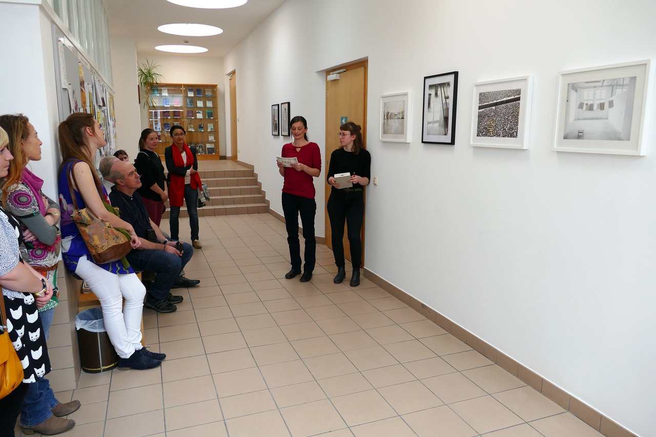 Kuratorin Susanne Winder und Künstlerin Sophie Danzer vor den Fotografien der Künstlerin im Foyer der KU Linz.