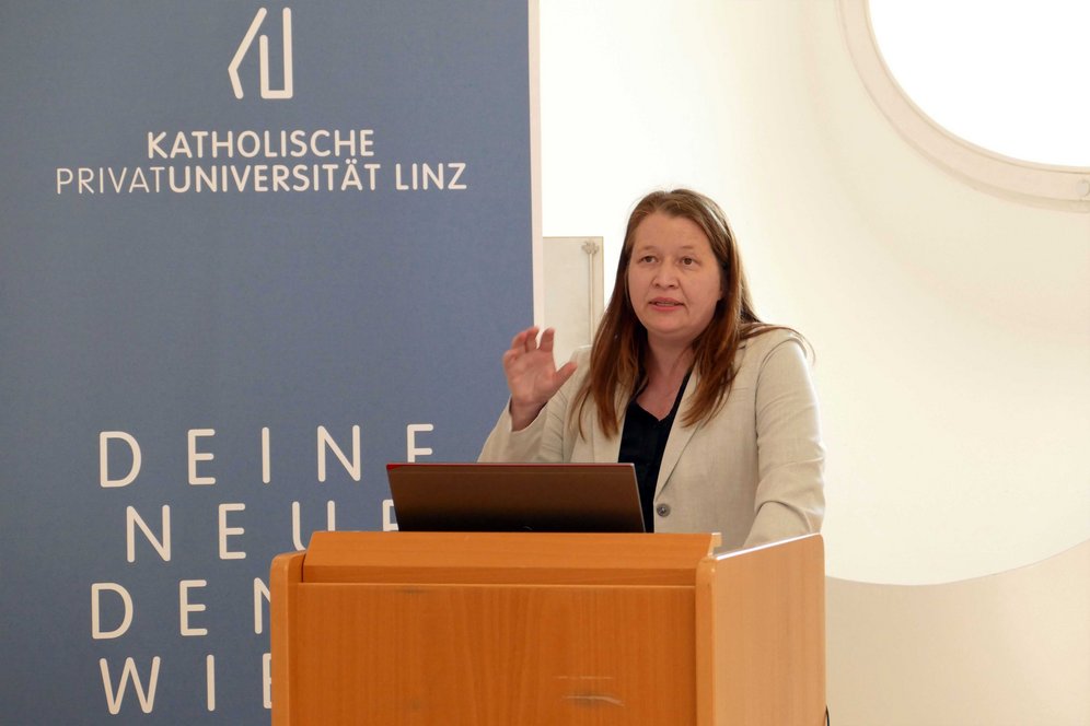 Vortragende Dr.in Katja Winkler, Assistenzprofessorin am Institut für Christliche Sozialwissenschaften Johannes Schasching SJ (KU Linz). Vortragende Dr.in Katja Winkler, Assistenzprofessorin am Institut für Christliche Sozialwissenschaften Johannes Schasching SJ (KU Linz).