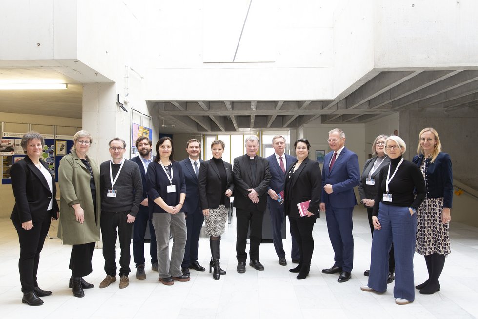 Foto Credit: © Bundesdenkmalamt, Foto: Bettina Neubauer-Pregl. Gruppenbild Veranstalter:innen und Ehrengäste.