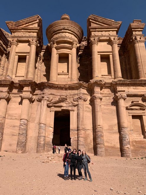 Gruppenbild: Exkursion in die Felsenstadt Petra in Jordanien.