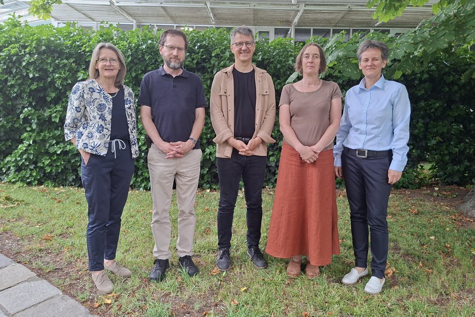Jahrestreffens der Partnerfakultäten aus Passau, Budweis und Linz. Foto: KU Linz. Gruppenbild: Fünf Vertreter:innen der Unis Passau, Budweis und Linz.