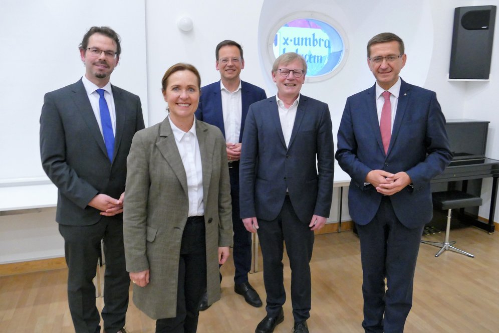 Von li: Ass.-Prof. DDr. Max Gottschlich, Obmann-Stv. KommRin Mag.a Angelika Sery-Froschauer, Vereinsobmann Gen.-Dir. Mag. Klaus Kumpfmüller, Rektor Univ.-Prof. Dr. Christoph Niemand, Landesrat Markus Achleitner. © KU Linz / Hermine Eder. Von li: Ass.-Prof. DDr. Max Gottschlich, Obmann-Stv. KommRin Mag.a Angelika Sery-Froschauer, Vereinsobmann Gen.-Dir. Mag. Klaus Kumpfmüller, Rektor Univ.-Prof. Dr. Christoph Niemand, Landesrat Markus Achleitner.