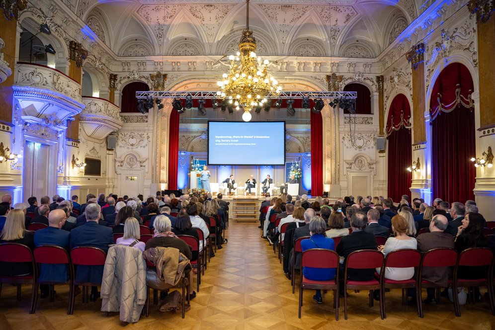 Aschermittwochsgespräch 2023. Fotocredit: Sparkasse OÖ. Aschermittwochsgespräch 2023: Festsaal und Bühne.