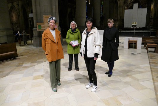 Die wissenschaftlichen Leiterinnen und die beiden Künstlerinnen des interdisziplinären Projekts Frauen* im Mariendom.