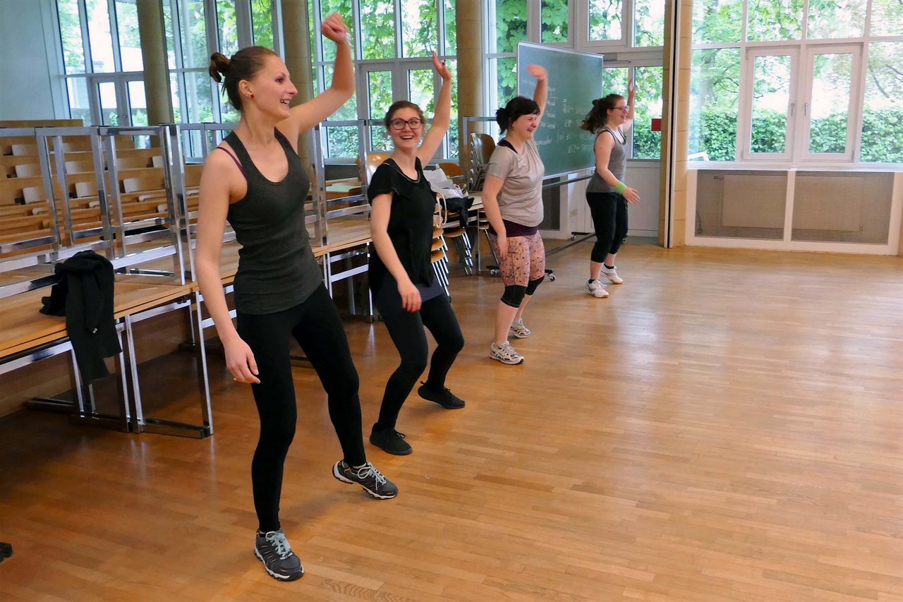 Tanzen bei der dynamischen Zumba-Party.