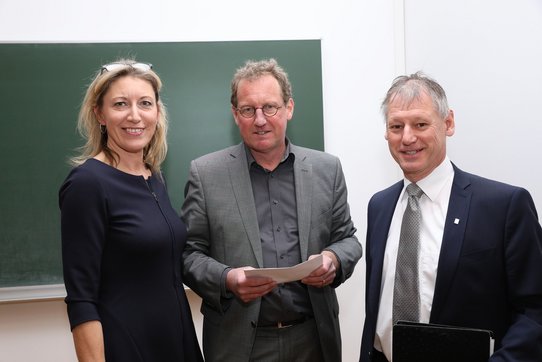 Von li: Mag. Hermine Eder, Univ.-Prof. Dr. Christian Spieß, Rektor Univ.-Prof. Dr. Franz Gruber (alle KU Linz).