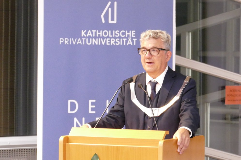 Eröffnung des akademischen Studienjahres 2026/27. Foto: KU Linz/Hermine Eder. Rektor Univ.-Prof. Dr. Michael Fuchs mit Rektorskette.