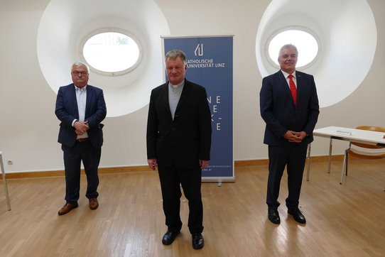 Von links: AK OÖ-Präsident Dr. Johann Kalliauer, Diözesanbischof Dr. Manfred Scheuer und WKOÖ-Vizepräsident KommR Leo Jindrak.
