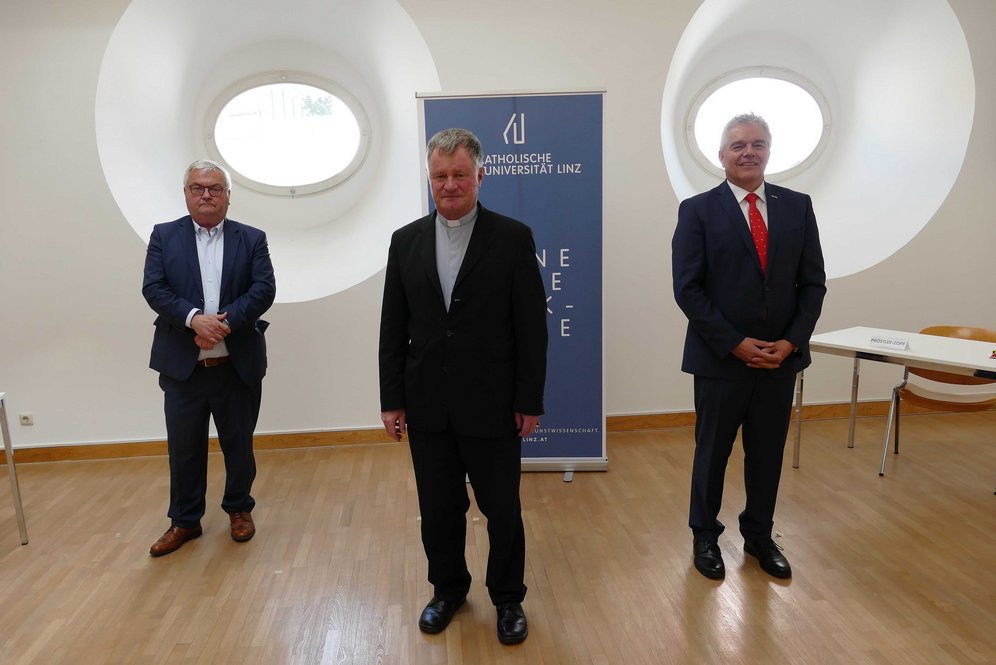 Von links: AK OÖ-Präsident Dr. Johann Kalliauer, Diözesanbischof Dr. Manfred Scheuer und WKOÖ-Vizepräsident KommR Leo Jindrak. Von links: AK OÖ-Präsident Dr. Johann Kalliauer, Diözesanbischof Dr. Manfred Scheuer und WKOÖ-Vizepräsident KommR Leo Jindrak.