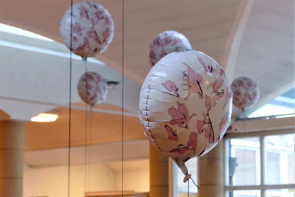 Installation "Ich ergebe mich / I surrender" von Parastou Forouhar in der Bibliothek der KU Linz. © KU Linz/Hermine Eder