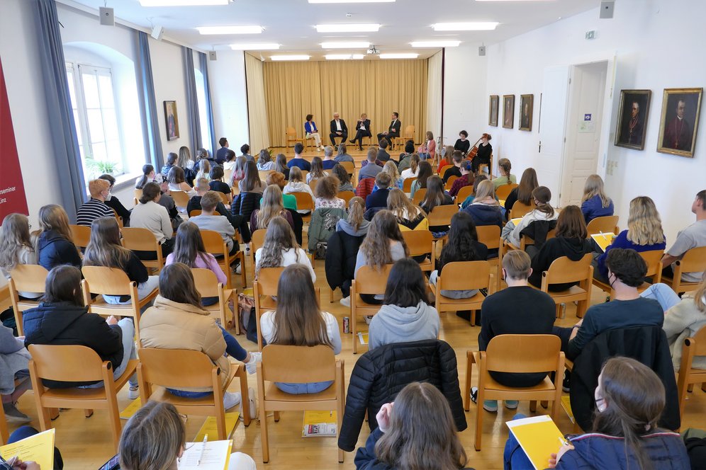 Studieninformation in der Bischofsaula des Priesterseminars. © KU Linz / Hermine Eder. Studieninformation in der Bischofsaula des Priesterseminars.