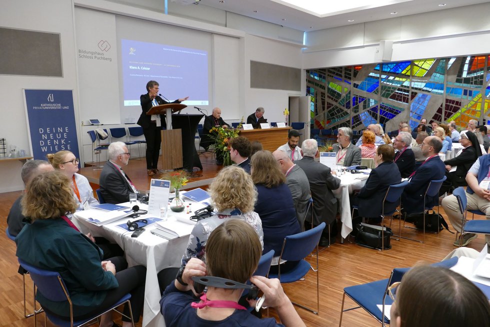 Foto: KU Linz/Hermine Eder. Univ.-Prof. Dr. Klara Csiszar begrüßt und referiert vor vollem Saal.