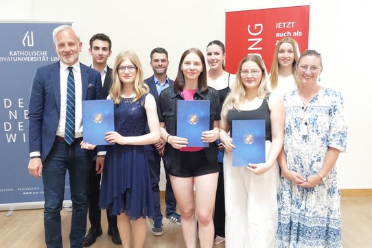 Gruppenbild der KUL-Preisträger:innen mit den Begleitlehrer:innen.